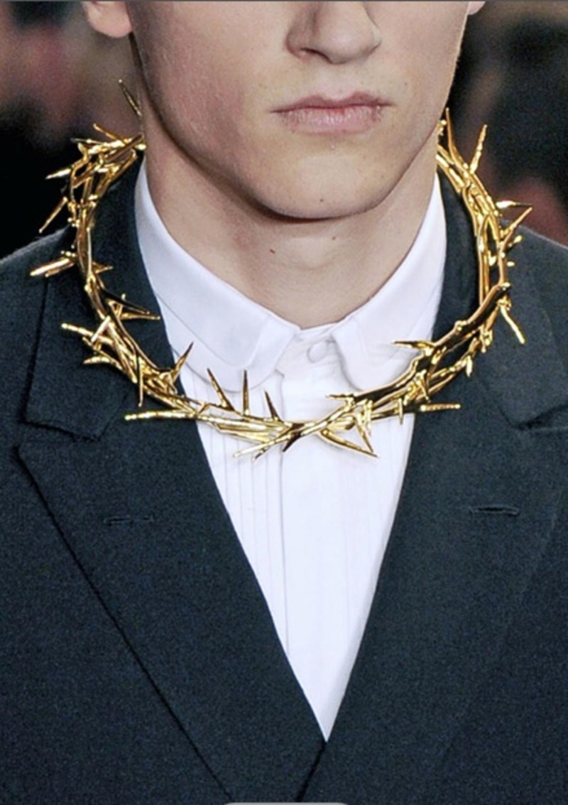 Male-Model-Wearing-Gold-Barbed-Wire 